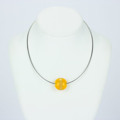 Bijoux . Collier une perle de verre forme lentille de couleur jaune avec incrustation d'une bande de feuille d'or. Monture en argent 925. Travail au chalumeau. Fait main. -Atelier horizon verre