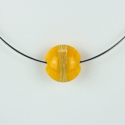 Bijoux . Collier une perle de verre forme lentille de couleur jaune avec incrustation d'une bande de feuille d'or. Monture en argent 925. Travail au chalumeau. Fait main. -Atelier horizon verre