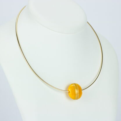 Bijoux . Collier une perle de verre forme lentille de couleur jaune avec incrustation d'une bande de feuille d'or. Monture en argent 925, finition dorée. Travail au chalumeau. Fait main. -Atelier horizon verre