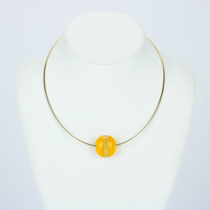 Bijoux . Collier une perle de verre forme lentille de couleur jaune avec incrustation d'une bande de feuille d'or. Monture en argent 925, finition dorée. Travail au chalumeau. Fait main. -Atelier horizon verre