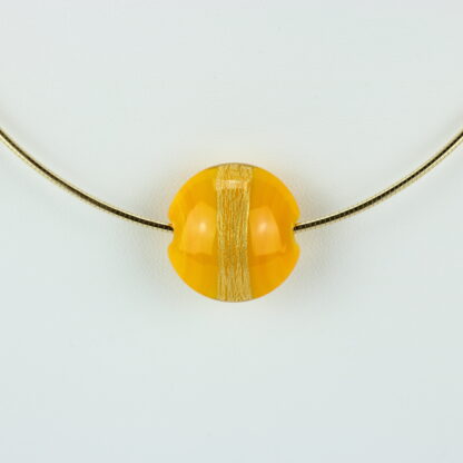 Bijoux . Collier une perle de verre forme lentille de couleur jaune avec incrustation d'une bande de feuille d'or. Monture en argent 925, finition dorée. Travail au chalumeau. Fait main. -Atelier horizon verre