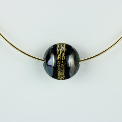 Bijoux . Collier une perle de verre forme lentille de couleur métallique avec incrustation d'une bande de feuille d'or. Monture en argent 925, finition dorée. Travail au chalumeau. Fait main. -Atelier horizon verre