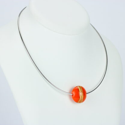 Bijoux . Collier une perle de verre forme lentille de couleur orange avec incrustation d'une bande de feuille d'or. Monture en argent 925. Travail au chalumeau. Fait main. -Atelier horizon verre