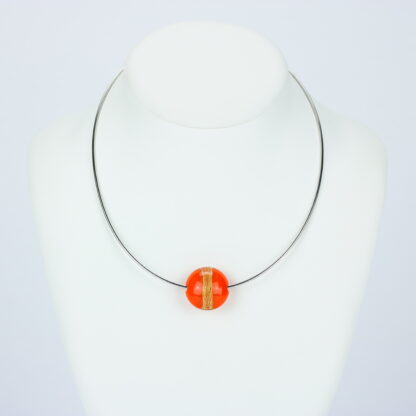 Bijoux . Collier une perle de verre forme lentille de couleur orange avec incrustation d'une bande de feuille d'or. Monture en argent 925. Travail au chalumeau. Fait main. -Atelier horizon verre