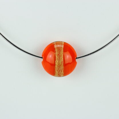 Bijoux . Collier une perle de verre forme lentille de couleur orange avec incrustation d'une bande de feuille d'or. Monture en argent 925. Travail au chalumeau. Fait main. -Atelier horizon verre