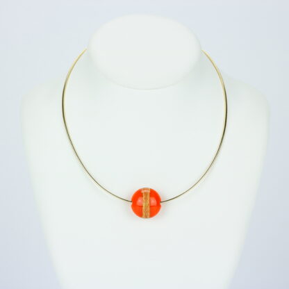 Bijoux . Collier une perle de verre forme lentille de couleur orange avec incrustation d'une bande de feuille d'or. Monture en argent 925, finition dorée. Travail au chalumeau. Fait main. -Atelier horizon verre