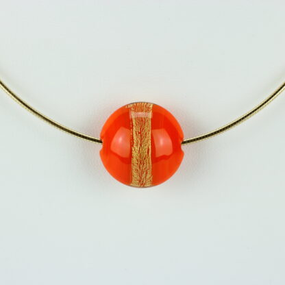 Bijoux . Collier une perle de verre forme lentille de couleur orange avec incrustation d'une bande de feuille d'or. Monture en argent 925, finition dorée. Travail au chalumeau. Fait main. -Atelier horizon verre