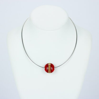 Bijoux . Collier une perle de verre forme lentille de couleur rouge avec incrustation d'une bande de feuille d'or. Monture en argent 925. Travail au chalumeau. Fait main. -Atelier horizon verre