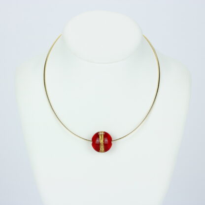 Bijoux . Collier une perle de verre forme lentille de couleur rouge avec incrustation d'une bande de feuille d'or. Monture en argent 925, finition dorée. Travail au chalumeau. Fait main. -Atelier horizon verre