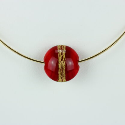 Bijoux . Collier une perle de verre forme lentille de couleur rouge avec incrustation d'une bande de feuille d'or. Monture en argent 925, finition dorée. Travail au chalumeau. Fait main. -Atelier horizon verre