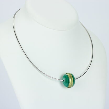 Bijoux . Collier une perle de verre forme lentille de couleur verte avec incrustation d'une bande de feuille d'or. Monture en argent 925. Travail au chalumeau. Fait main. -Atelier horizon verre