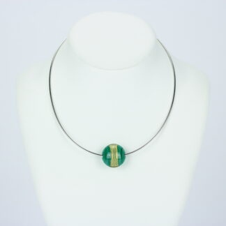 Bijoux . Collier une perle de verre forme lentille de couleur verte avec incrustation d'une bande de feuille d'or. Monture en argent 925. Travail au chalumeau. Fait main. -Atelier horizon verre