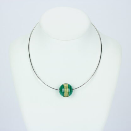 Bijoux . Collier une perle de verre forme lentille de couleur verte avec incrustation d'une bande de feuille d'or. Monture en argent 925. Travail au chalumeau. Fait main. -Atelier horizon verre