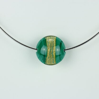 Bijoux . Collier une perle de verre forme lentille de couleur verte avec incrustation d'une bande de feuille d'or. Monture en argent 925. Travail au chalumeau. Fait main. -Atelier horizon verre