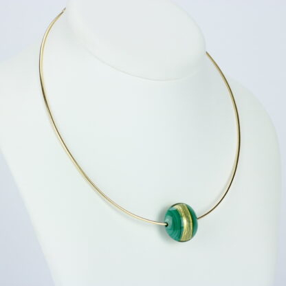 Bijoux . Collier une perle de verre forme lentille de couleur verte avec incrustation d'une bande de feuille d'or. Monture en argent 925, finition dorée. Travail au chalumeau. Fait main. -Atelier horizon verre