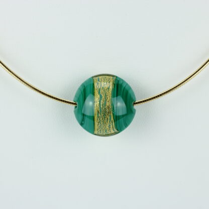 Bijoux . Collier une perle de verre forme lentille de couleur verte avec incrustation d'une bande de feuille d'or. Monture en argent 925, finition dorée. Travail au chalumeau. Fait main. -Atelier horizon verre