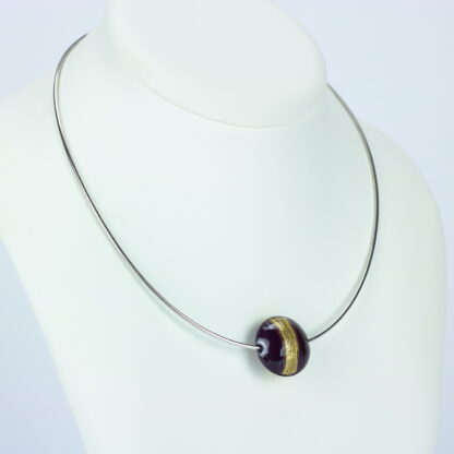 Bijoux . Collier une perle de verre forme lentille de couleur violette avec incrustation d'une bande de feuille d'or. Monture en argent 925. Travail au chalumeau. Fait main. -Atelier horizon verre