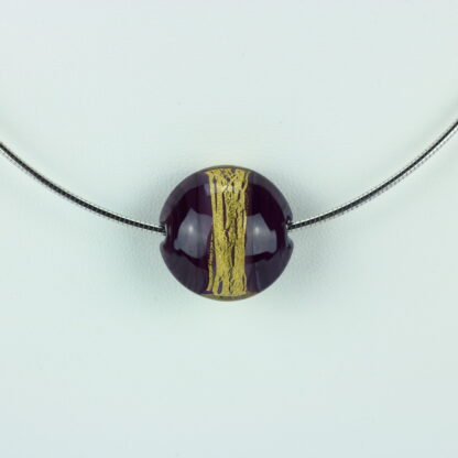 Bijoux . Collier une perle de verre forme lentille de couleur violette avec incrustation d'une bande de feuille d'or. Monture en argent 925. Travail au chalumeau. Fait main. -Atelier horizon verre