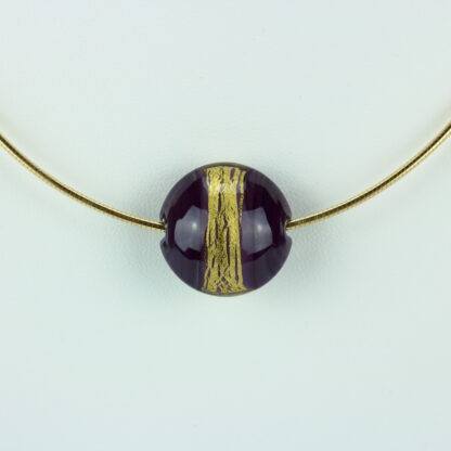 Bijoux . Collier une perle de verre forme lentille de couleur violette avec incrustation d'une bande de feuille d'or. Monture en argent 925, finition dorée. Travail au chalumeau. Fait main. -Atelier horizon verre