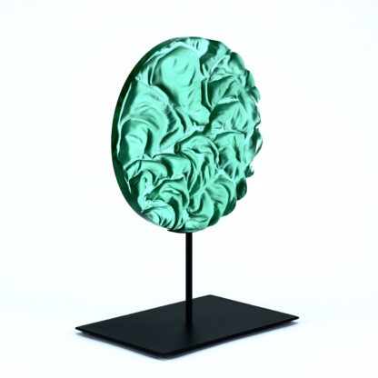 Pièce d'art décoratif de forme circulaire en cristal nommé "Magma" de taille grande (24 cm de diamètre). Objet avec du relief, texturés, avec des effets de drapé. Pièce en cristal de couleur vert menthe sur support en métal thermolaqué noir. Pâte de verre. -Atelier horizon verre