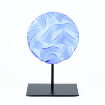 Pièce d'art décoratif de forme circulaire en cristal nommé "Magma" de taille moyenne (18 cm de diamètre). Objet avec du relief, texturés, avec des effets de drapé. Pièce en cristal de couleur bleu marine sur support en métal thermolaqué noir. Pâte de verre. -Atelier horizon verre