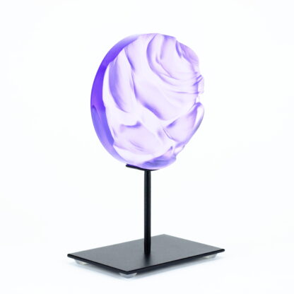 Pièce d'art décoratif de forme circulaire en cristal nommé "Magma" de taille petite (12 cm de diamètre). Objet avec du relief, texturés, avec des effets de drapé. Pièce en cristal de couleur violet sur support en métal thermolaqué noir. Pâte de verre. -Atelier horizon verre